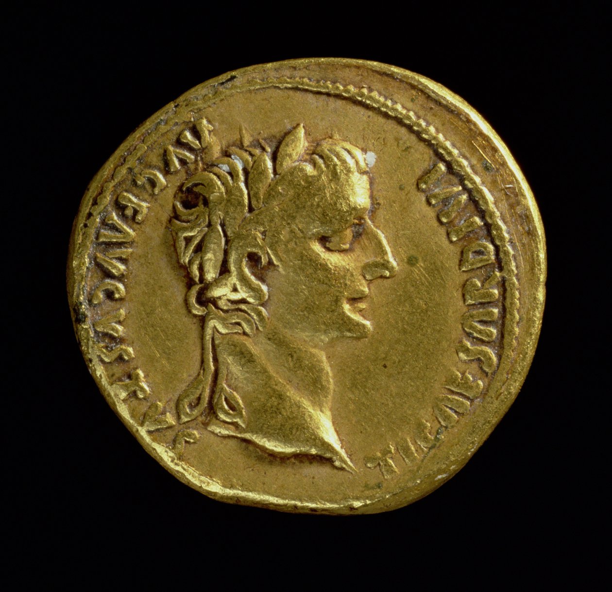 Aureus (előlap), babérkoszorút viselő Tiberius (Kr. u. 14-37) fejével. Felirat: TI CAESAR DIVI AVG F AVGVSTVS (arany) (a hátoldalt lásd: 119138) alkotó: Roman