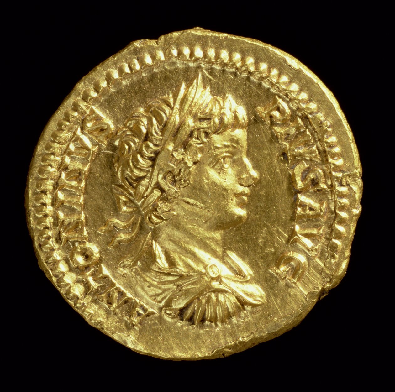 Aureus (előlap) Caracalla (Kr. u. 196-217) fejével, leterítve, körözött, babérkoszorút visel. Felirat: ANTONINVS PIVS AVG (arany) (a hátoldalt lásd: 119136) alkotó: Roman