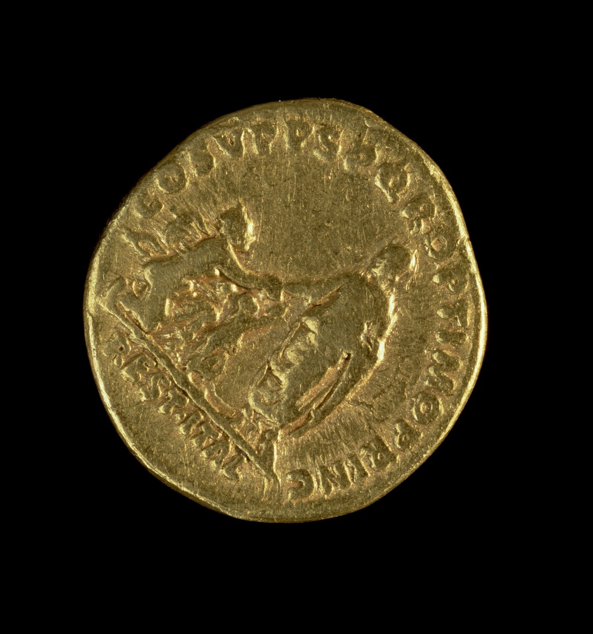 A Traianus által vert Aureus (fordított), amely a császárt ábrázolja balra állva, jobb kezét Itáliára nyújtva jobbra térdelve (arany) Felirat: COS V P P S P Q R OPTIMO PRINC REST ITAL (előlapját lásd a 11. alkotó: Roman