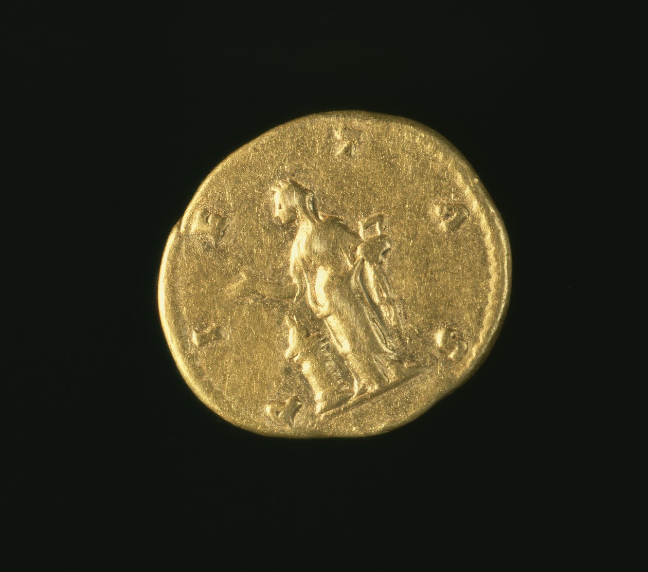Lucillának, Marcus Aurelius lányának (Kr. u. 161-180) Aureusa (hátalapja), Pietast ábrázolva balra áldozva az oltár fölött. Felirat: PIETAS (arany) (előlapját lásd: 119146) alkotó: Roman