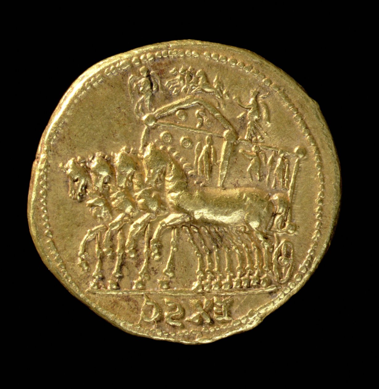 Nero (Kr.u. 54-Kr.u. 68) alatt vert Aureus (hátlap) a megistenített Claudius (Kr.u. 41-Kr.u. 54) négylovas szekeret ábrázol (arany) Felirat: EX SC (az előlapot lásd 119148) alkotó: Roman