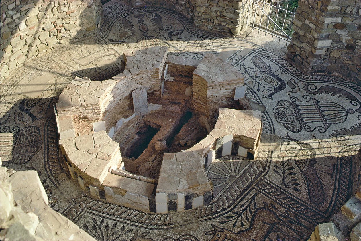 Keresztelőkápolna mozaik burkolattal alkotó: Roman