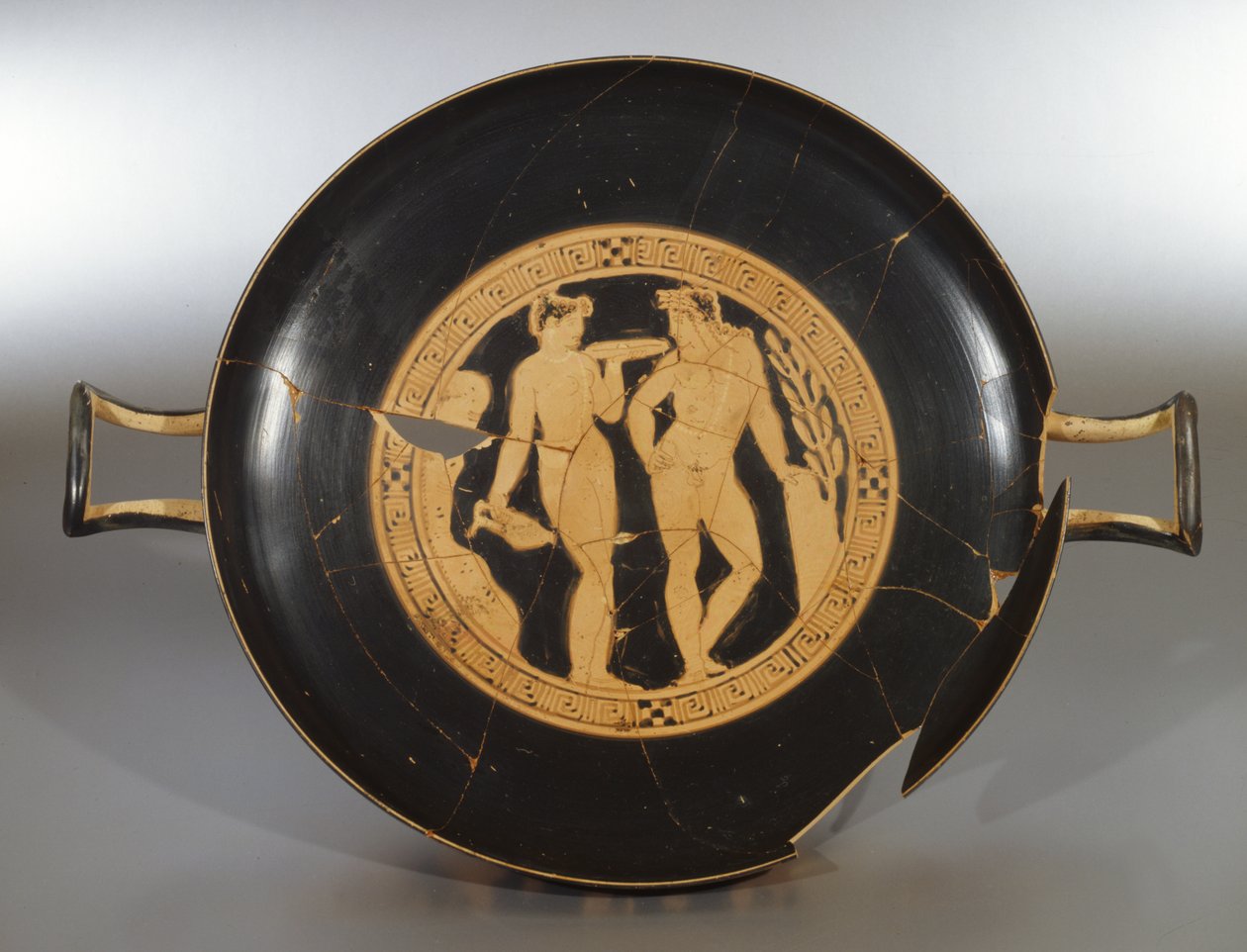 Fekete alakos tál, a Poggio Sommavilla-i sírból (kerámia) alkotó: Roman