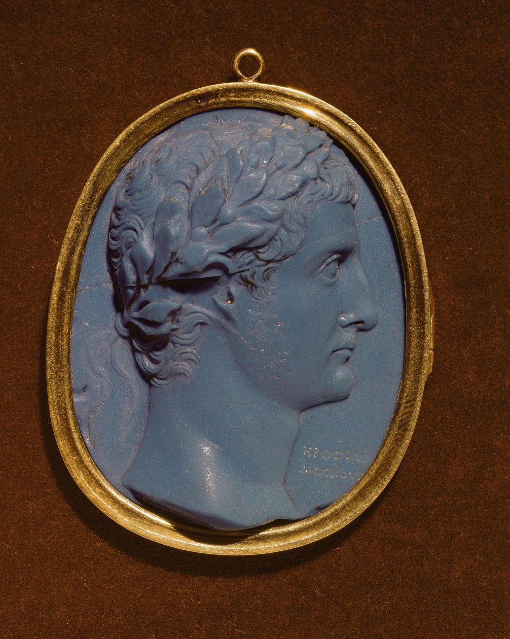 Tiberius (Claudius Nero) (i.e. 42-37) profilját viselő kameó (üveg és arany) alkotó: Roman