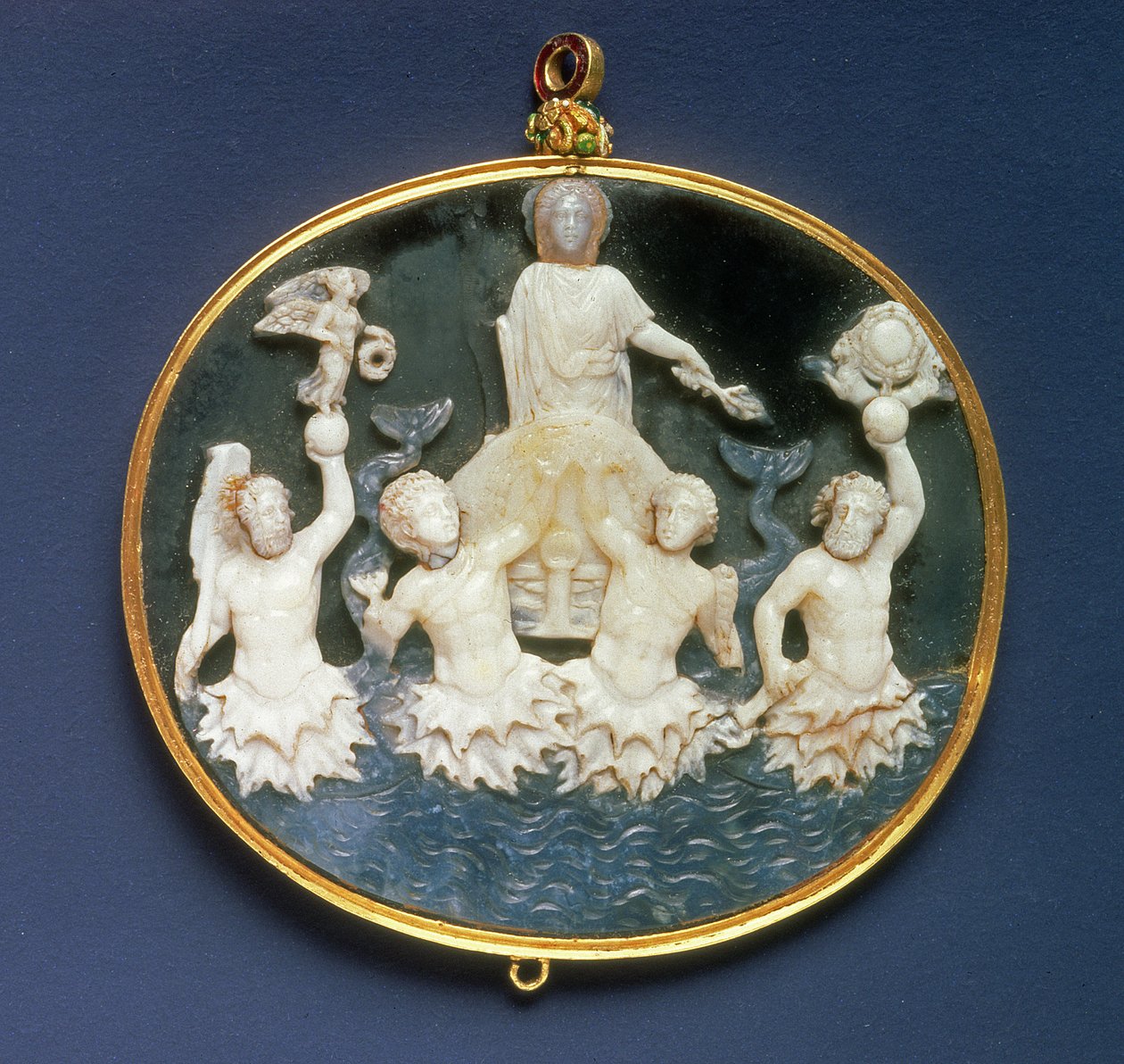 Cameo, amely megemlékezik Octavianusnak (i.e. 63-i.sz. 14) Mark Antonius (i.e. 82-30) feletti haditengerészeti győzelméről az actiumi csatában, ie 31-ben (szardonyx) alkotó: Roman