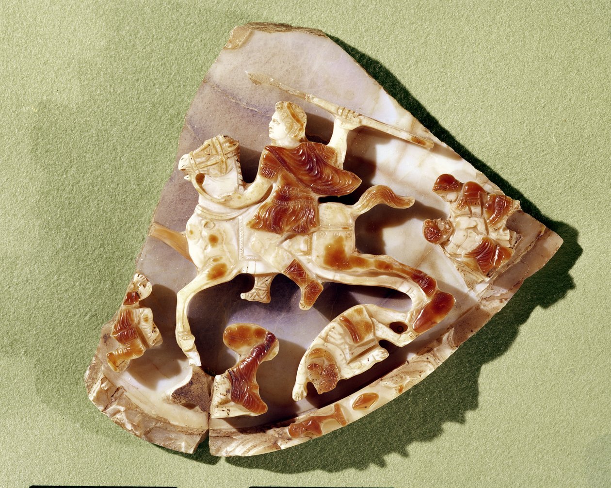 A barbárokat eltipró, diadalmas császárt ábrázoló kámea, Kusadekből (szardonyx) alkotó: Roman