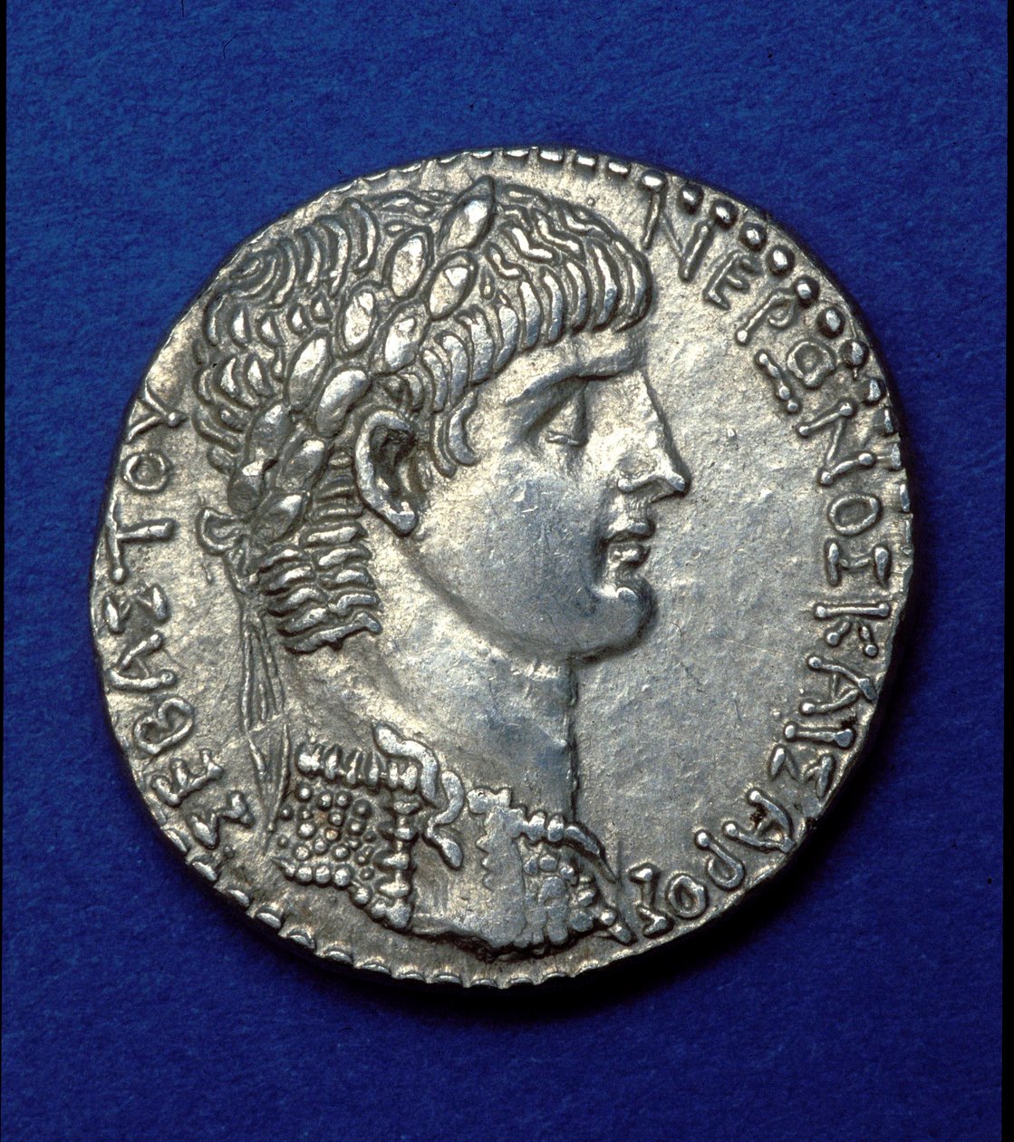 Néró császár érme (fém) alkotó: Roman