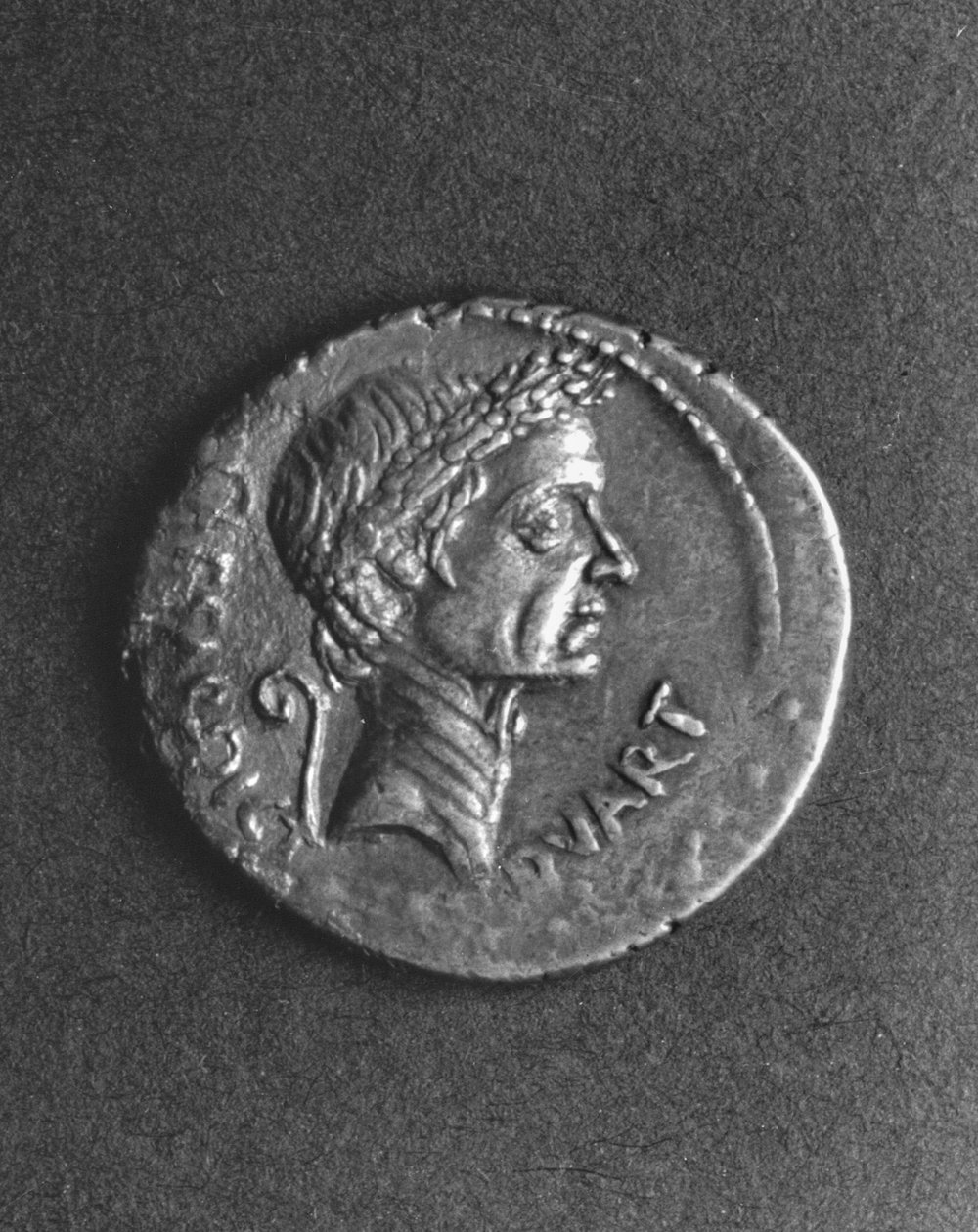 Érme Julius Caesar (Kr. e. 101-44) portréjával (fém) alkotó: Roman