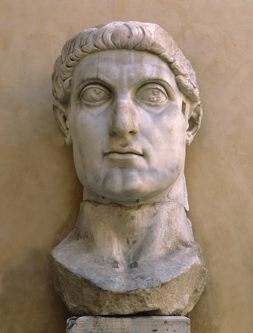 Nagy Konstantin kolosszális feje (márvány) alkotó: Roman