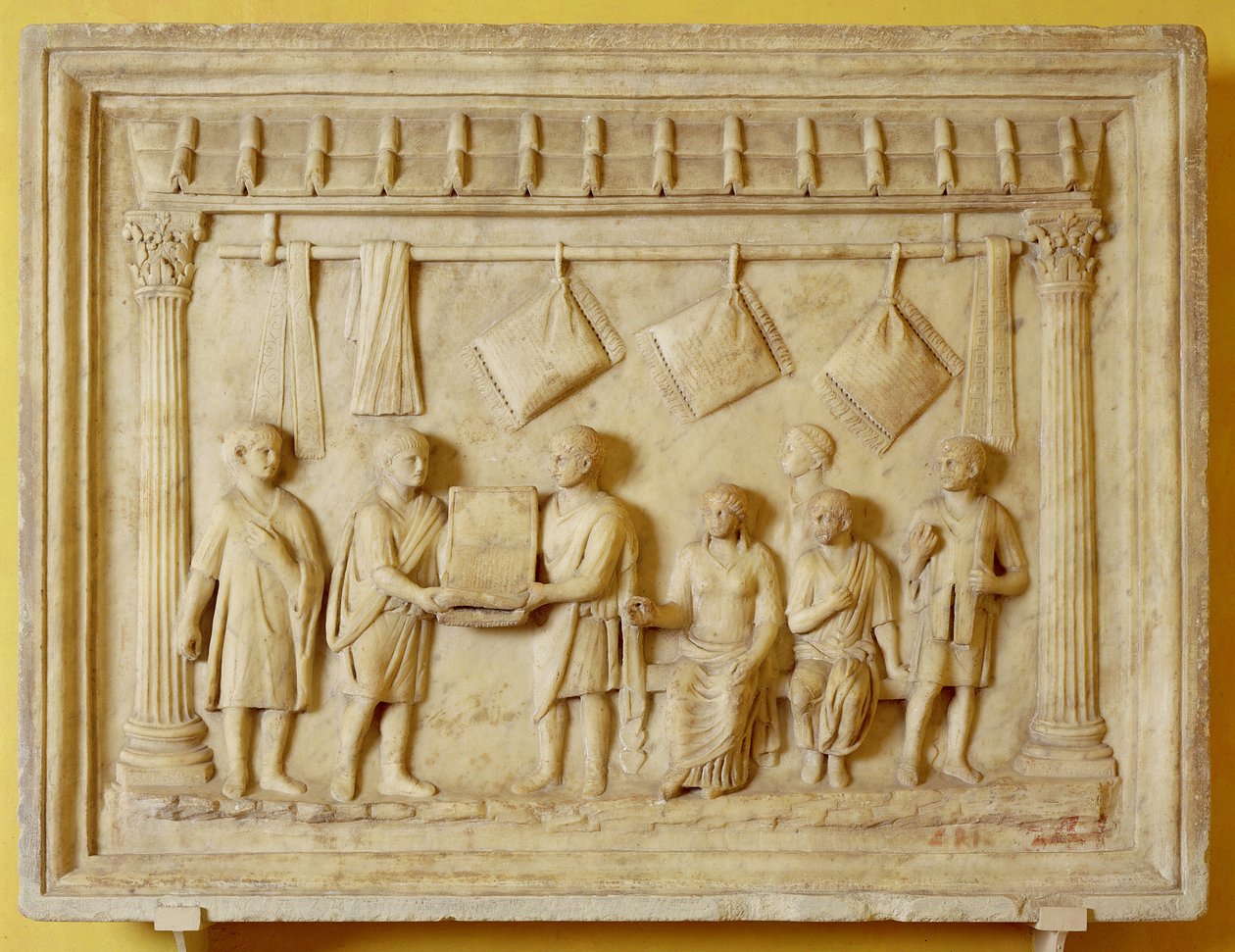 Párna és puha lakberendezési üzlet Olaszországban az augusztusi időszakban (márvány) alkotó: Roman