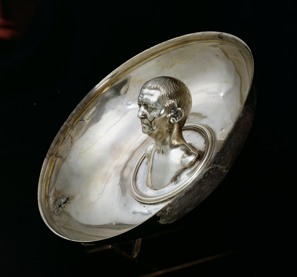 Tál, benne egy férfi mellszoborral, a Boscoreale kincsből (ezüst) (oldalnézet) alkotó: Roman