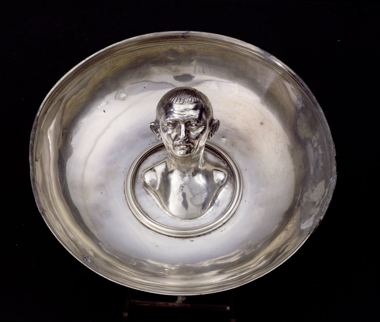 Tál, benne egy férfi mellszoborral, a Pompeji melletti Boscoreale kincsestárból (ezüst) (előlnézet) alkotó: Roman