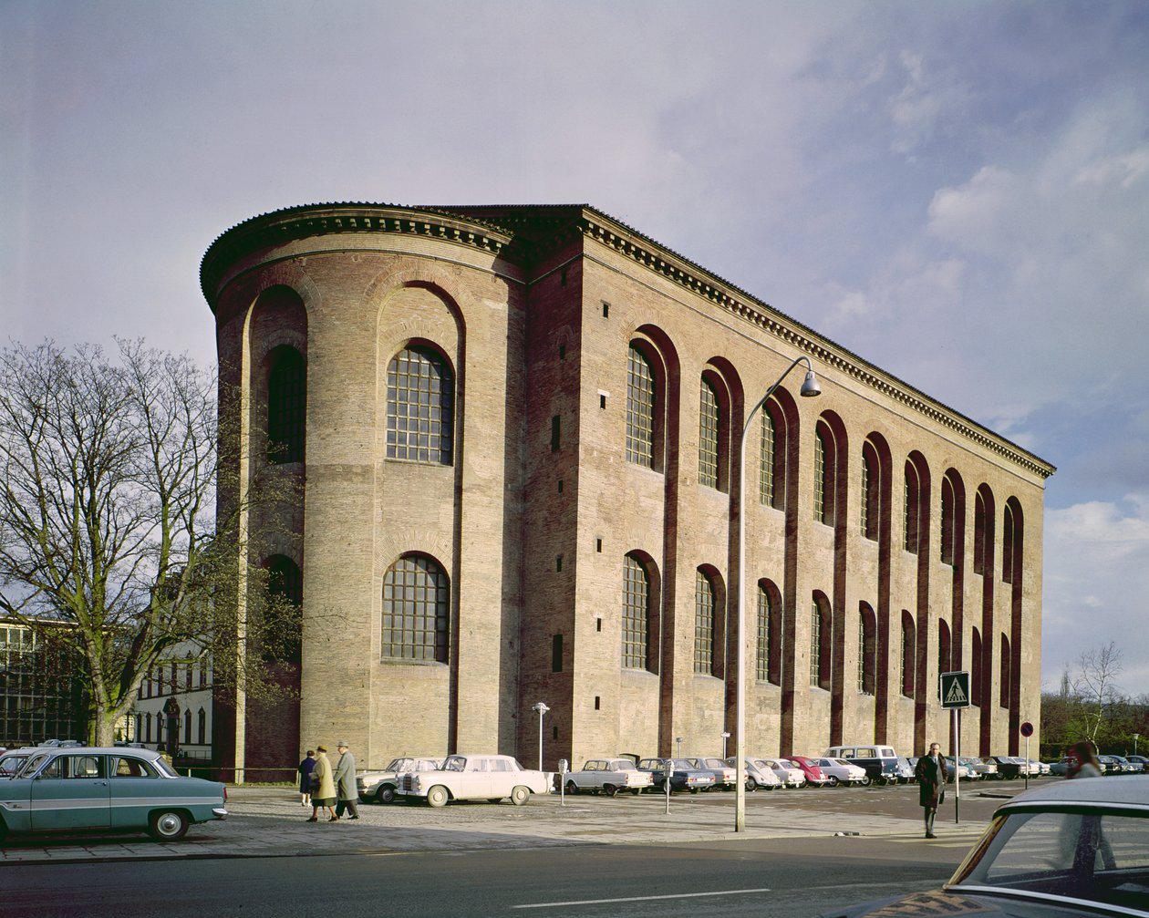 A 310 körül épült Aula Palatina külső képe alkotó: Roman