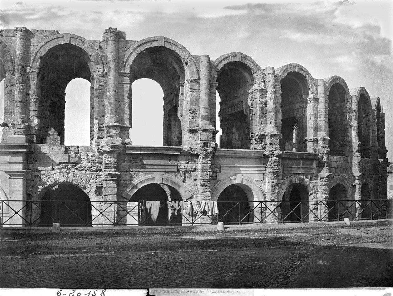 Az amfiteátrum külső képe alkotó: Roman