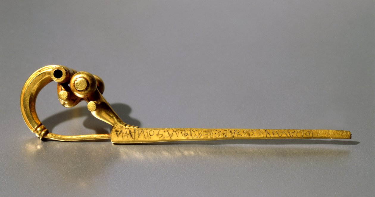 Fibula, Palestrinából „Manios” (arany) felirattal alkotó: Roman