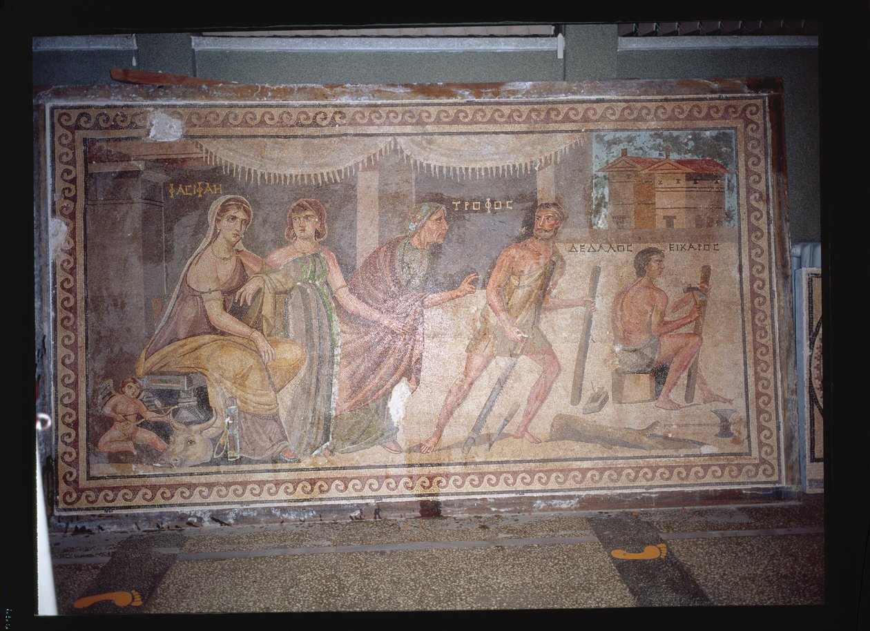 Padló, amely egy fatehén megformálását ábrázolja Pasiphae királynő számára, Belkisből (ma Zeugma) Törökországból (mozaik) alkotó: Roman