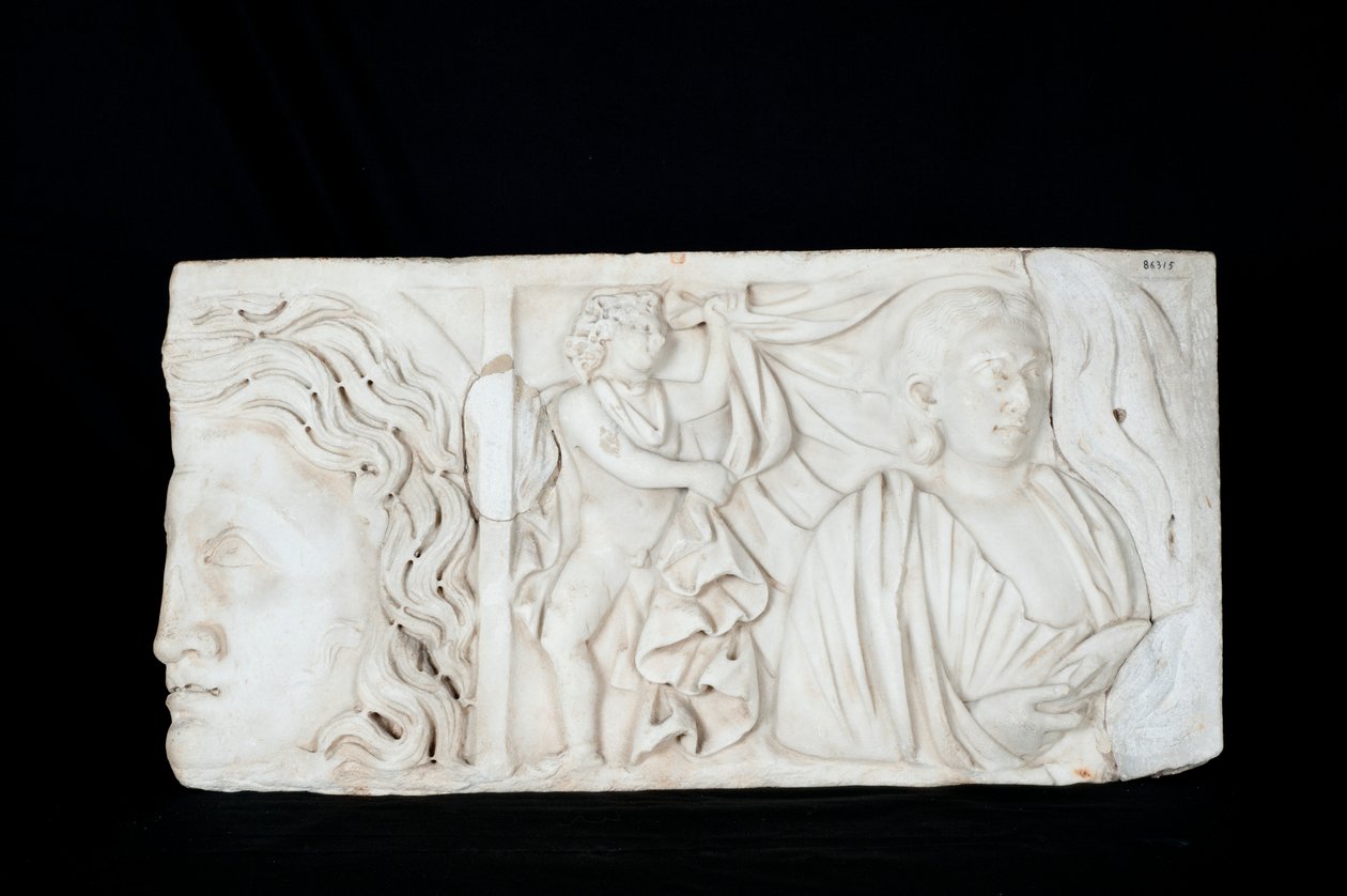 Szarkofág töredéke (márvány) alkotó: Roman