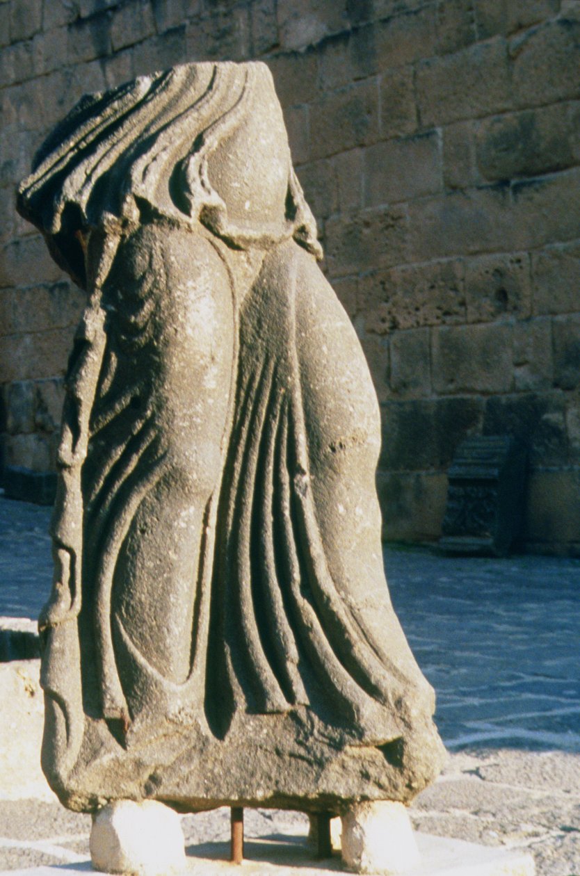 Álló nő szobor töredéke (bazalt) alkotó: Roman