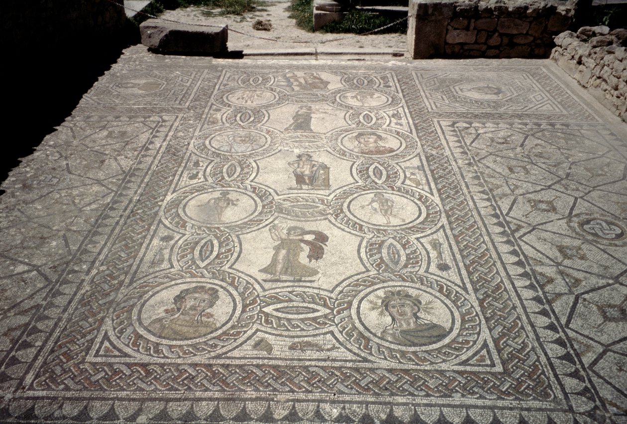 Istenek és istennők, egy ház főszoba emeletéről (mozaik) alkotó: Roman