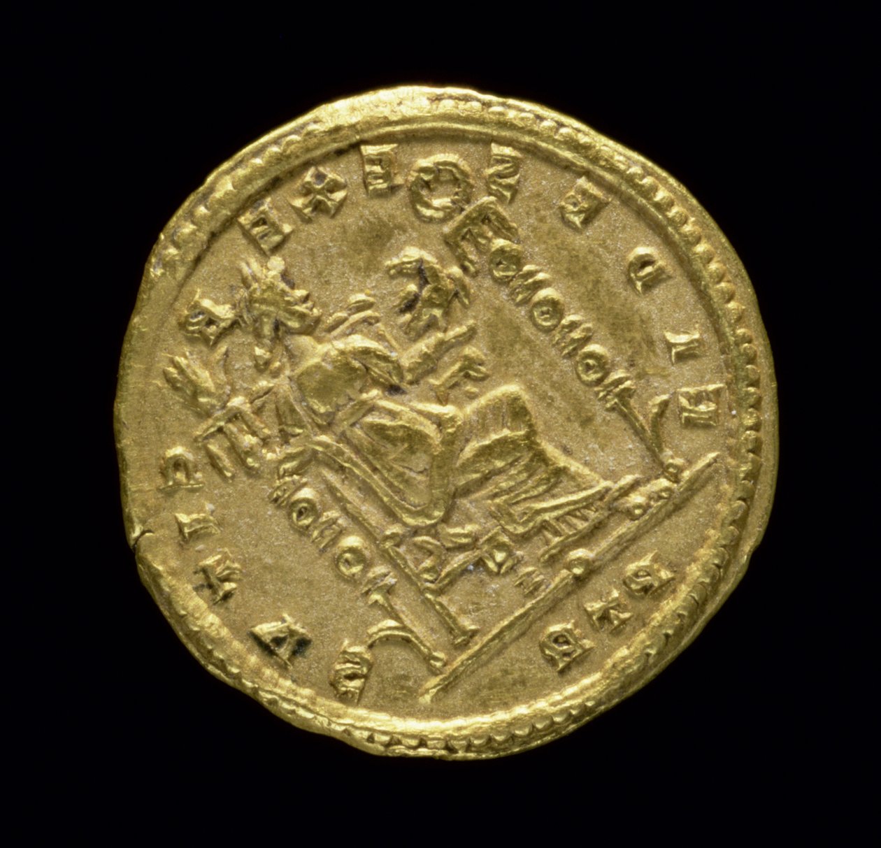 I. Nagy Konstantin (i.sz. 306-337) arany solidusa (fordítva), amely a trónon balra ülő Fidest ábrázolja. Felirat: FIDES EXERCITVS. Trierben verték alkotó: Roman