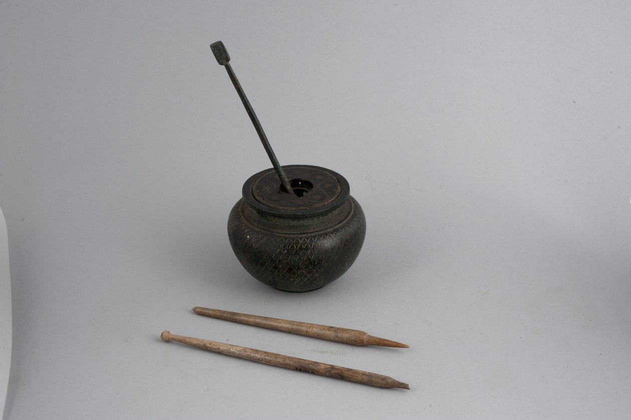 Tintatartó és tollak (bronz és csont) alkotó: Roman