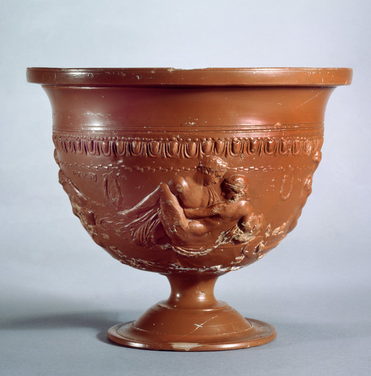 Szerelmeseket ábrázoló kráter, Arezzo, Kr.e. 1. század – Kr. u. 1. század (vörös mázas kerámia) alkotó: Roman