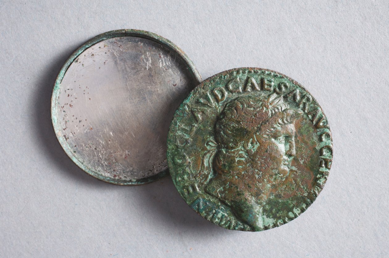 Két Néró érméből formált tükör (bronz) alkotó: Roman
