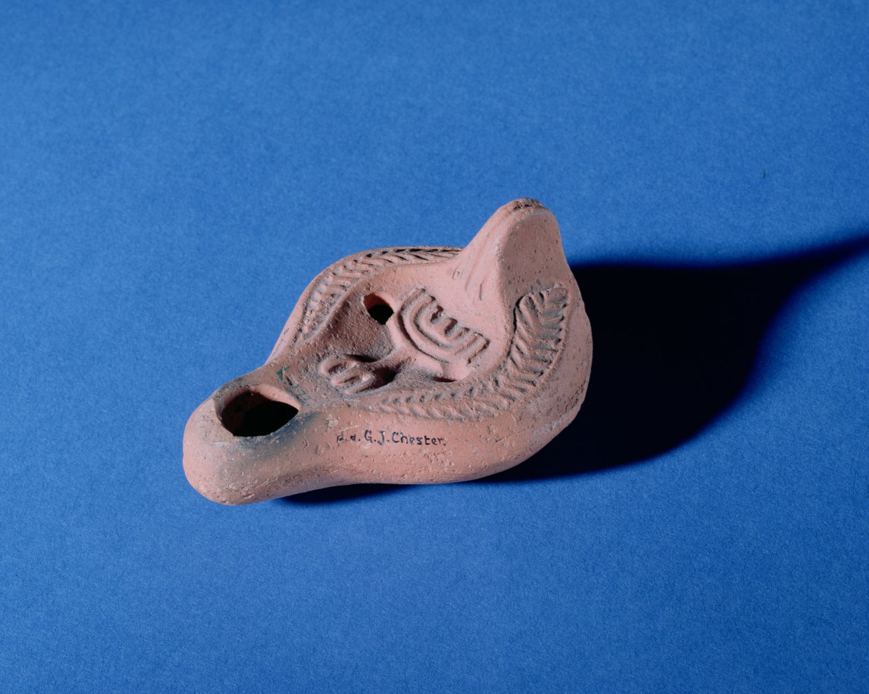 Menórát ábrázoló olajlámpa, római (kerámia) alkotó: Roman