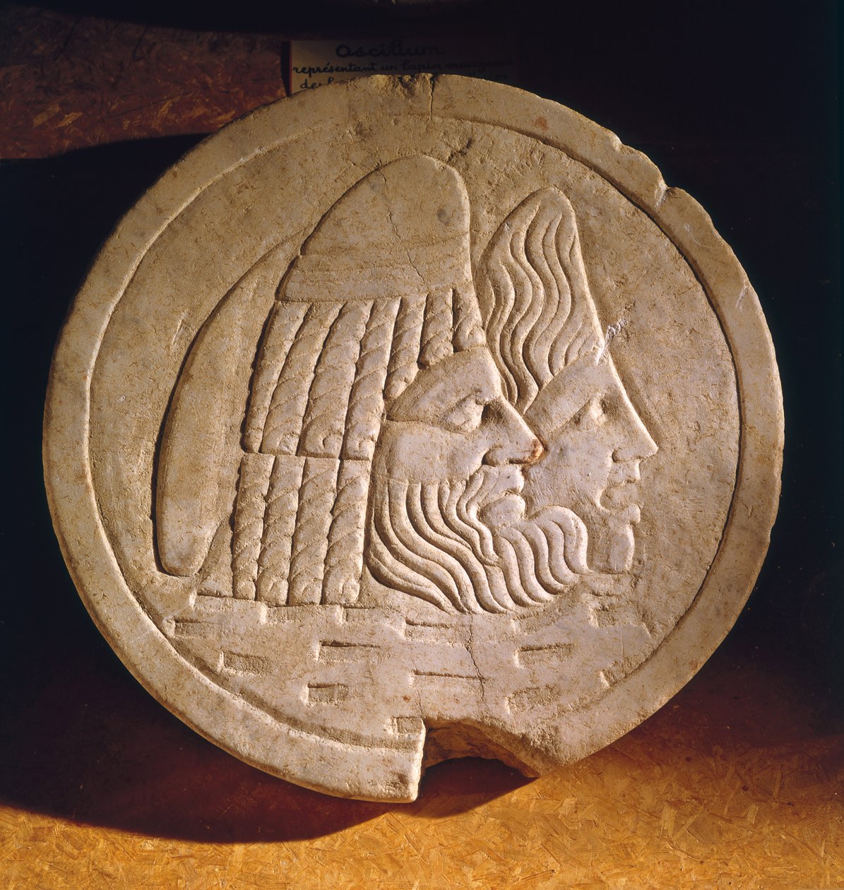 Színházi maszkokat ábrázoló Oscillum alkotó: Roman