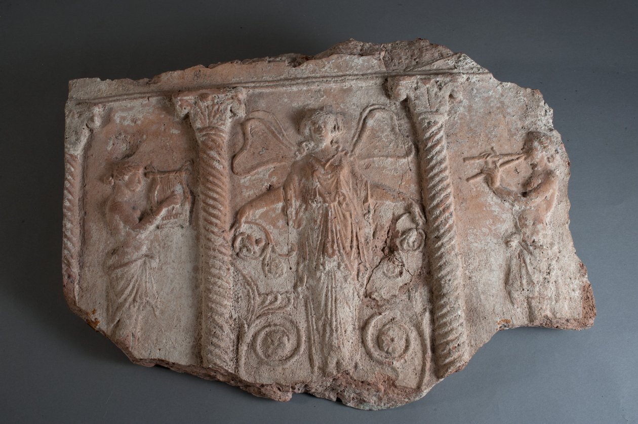 Tányér hangszeren játszó figurákkal (töredék) (terrakotta) alkotó: Roman
