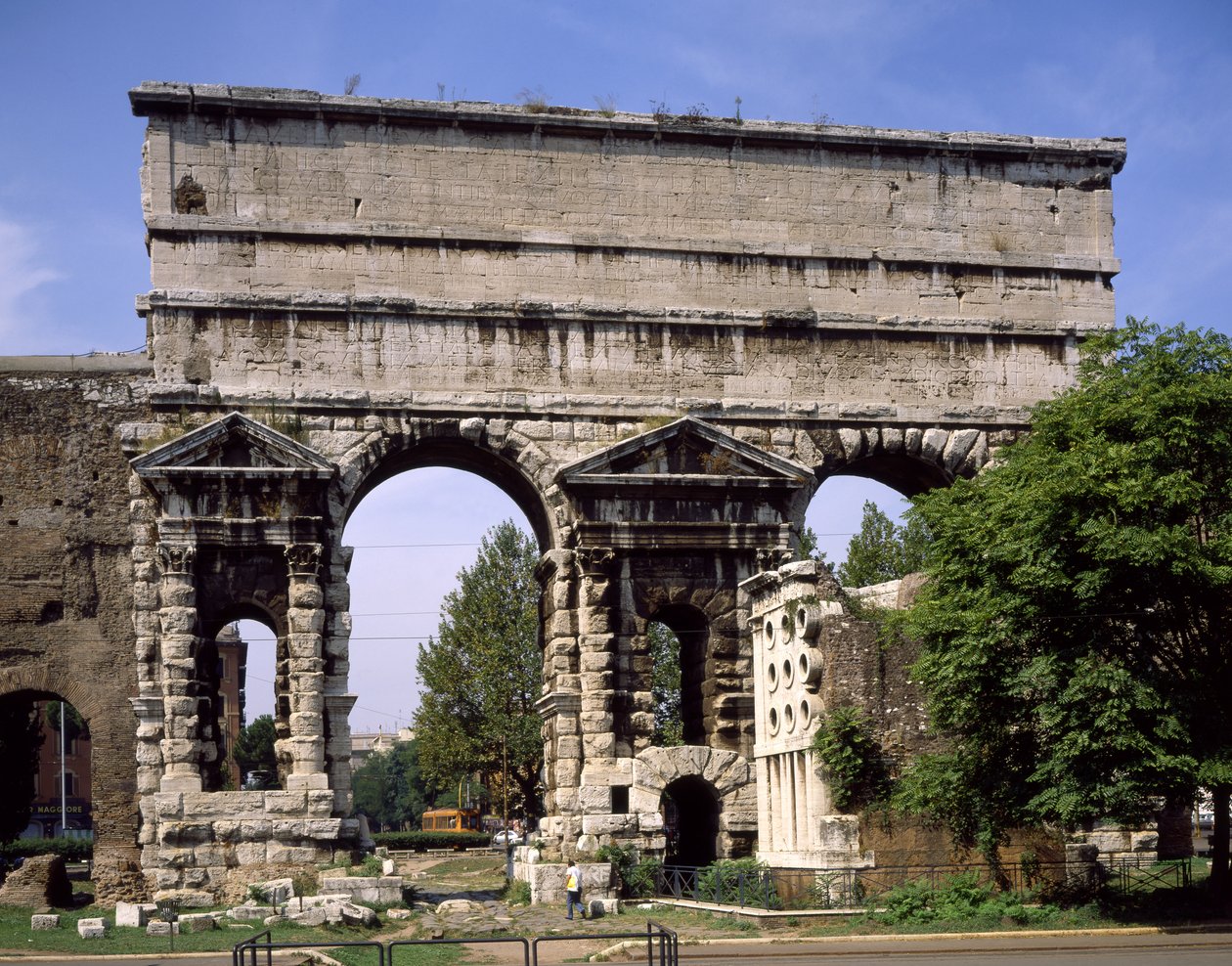 Porta Maggiore, Claudius építette i.sz. 52-ben alkotó: Roman