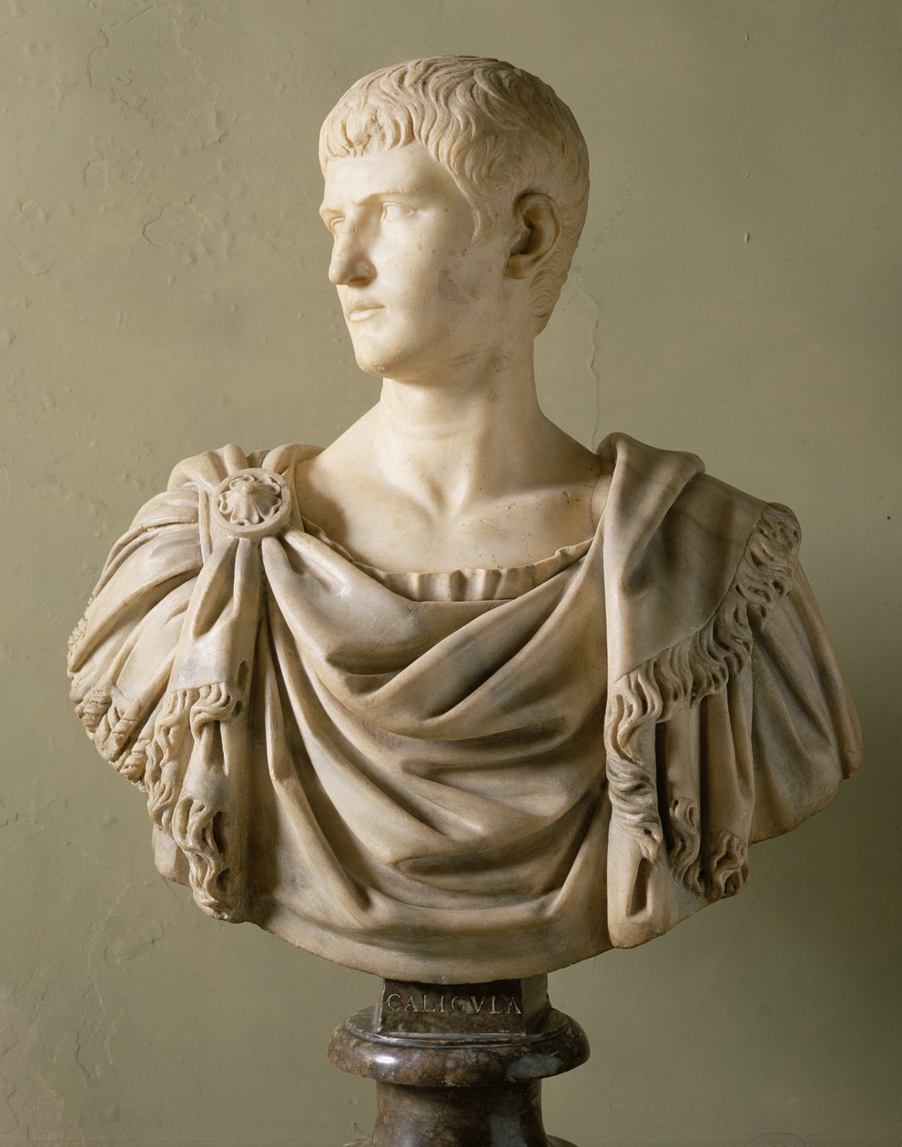 Caligula császár portréja (12-41) (márvány) alkotó: Roman