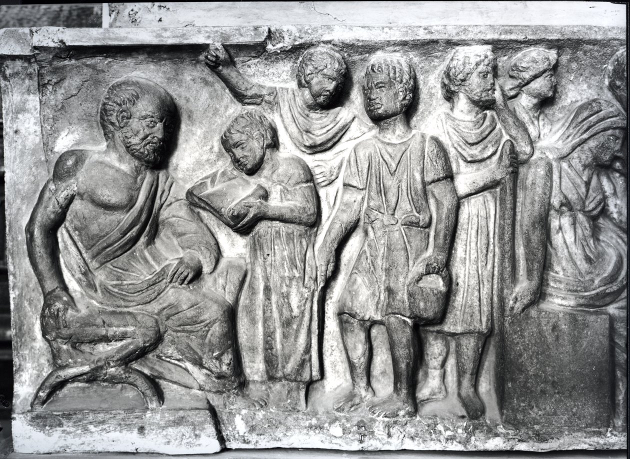 Dombormű, amely egy fiút ábrázol, aki felolvas a tanárának, részlet a Konklamáció szarkofágjából alkotó: Roman