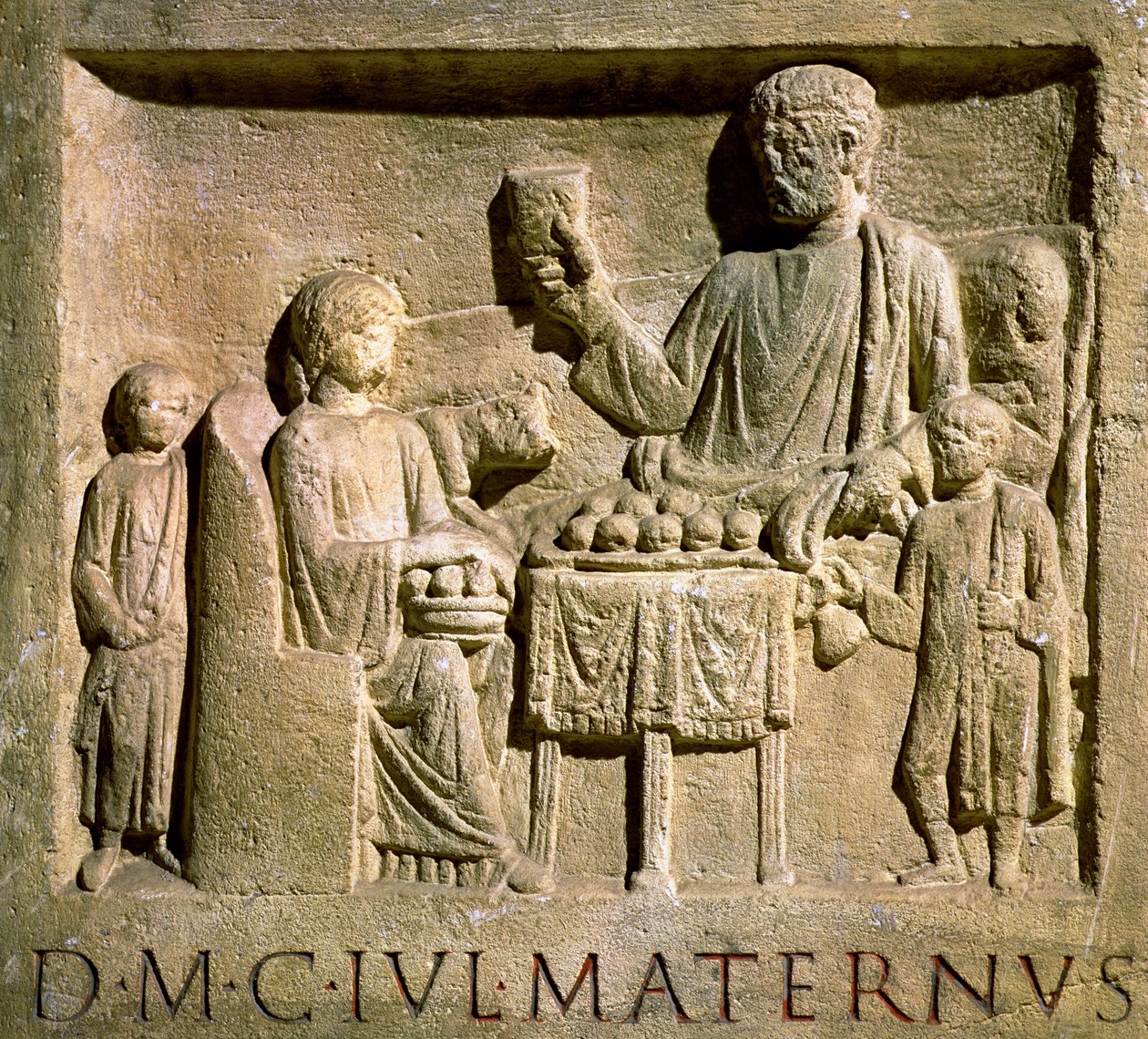 Családi étkezést ábrázoló dombormű alkotó: Roman