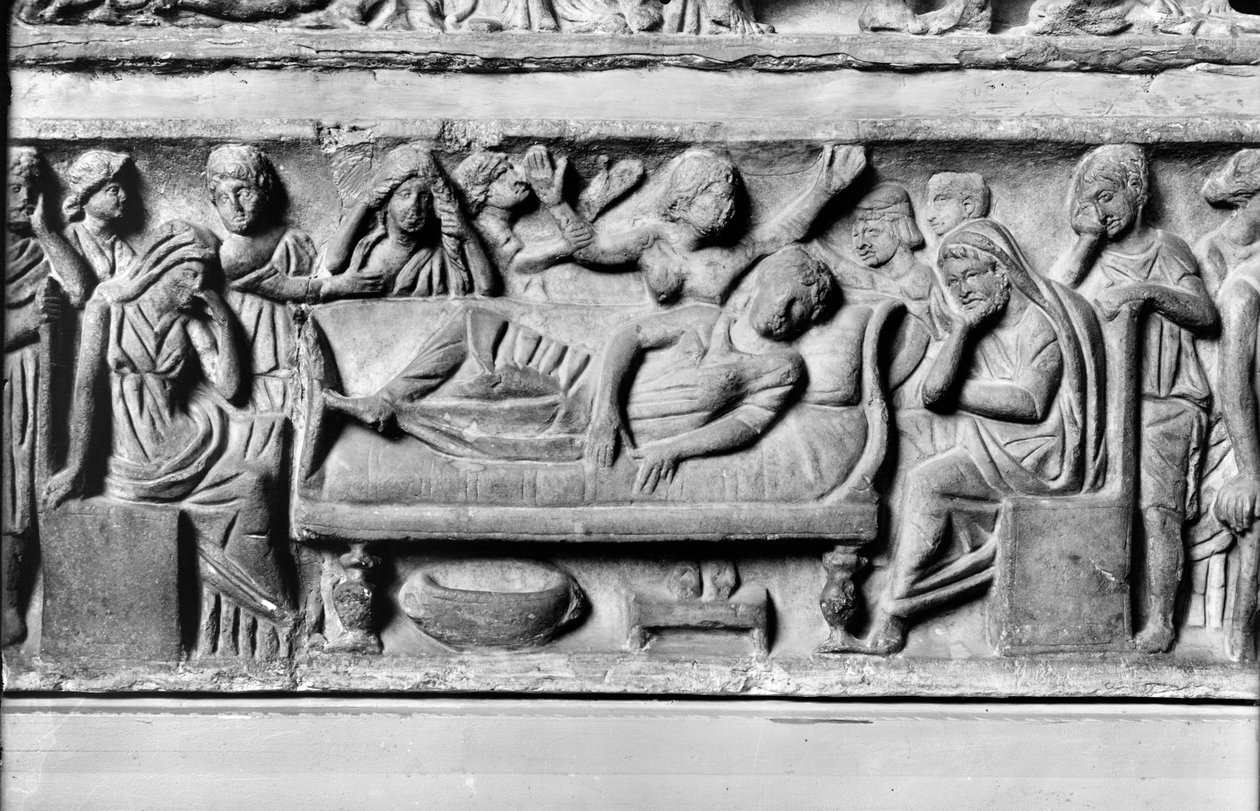 Dombormű, amely az elhunytat ábrázolja szülőkkel és barátokkal körülvéve, részlet a Konklamáció szarkofágjából alkotó: Roman