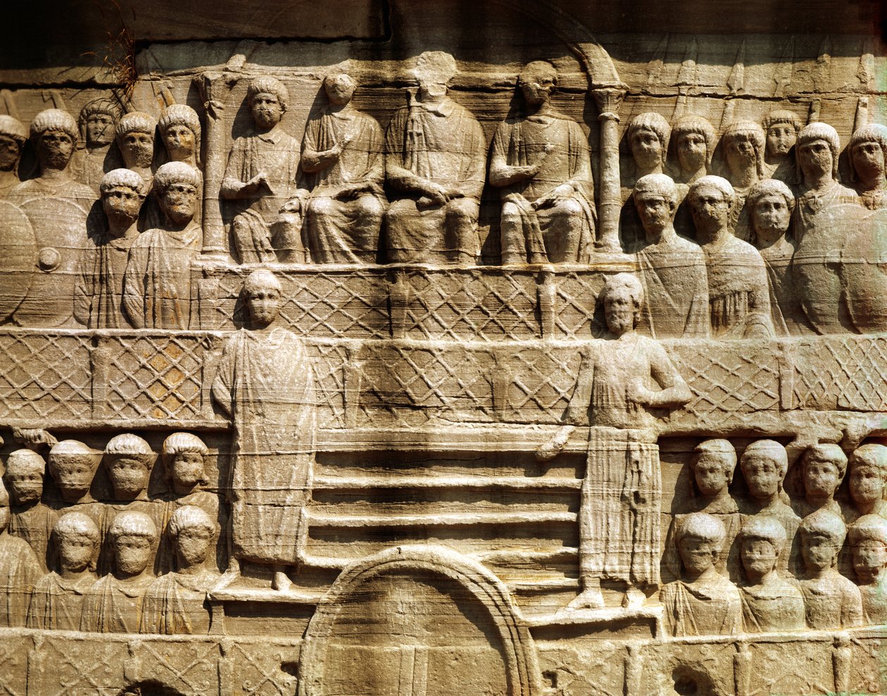 Dombormű I. Theodosius obeliszkjének (347-395) alján, más néven Tuthmosis III obeliszkjeként, Karnakból (márvány) alkotó: Roman