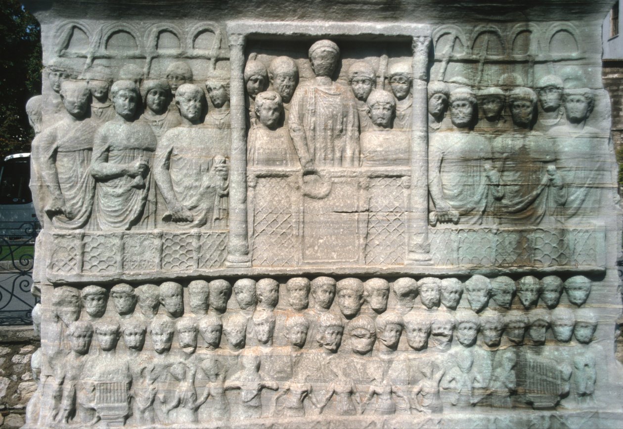 Dombormű I. Theodosius obeliszkjének (347-395) alján, más néven Tuthmosis III obeliszkjeként, Karnakból (márvány) alkotó: Roman