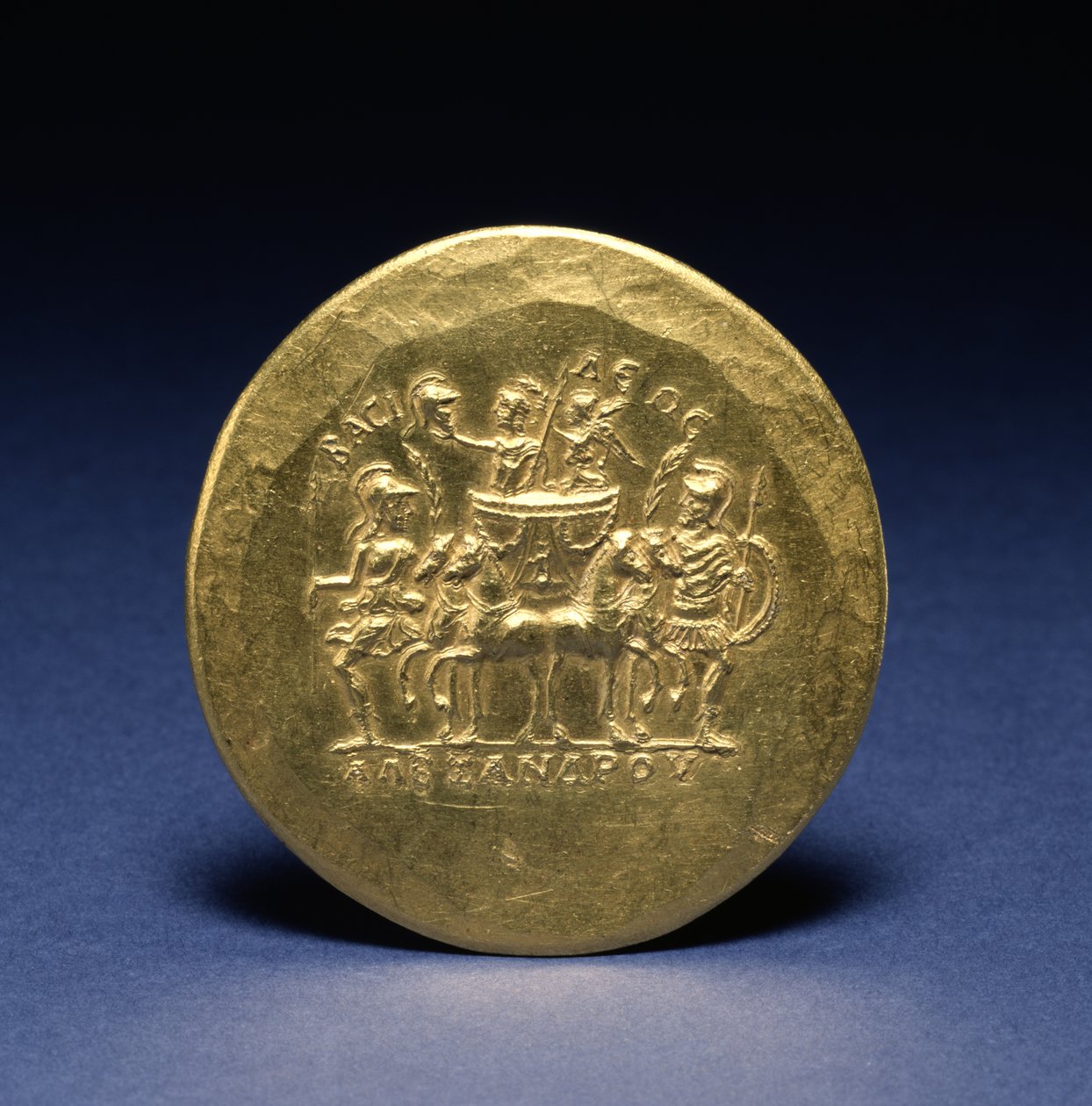 Nagy Sándort és Nikét, a győzelem istennőjét, a győzelem istennőjét ábrázoló érem hátoldala szekéren lovagolva, 215-243 körül (arany) alkotó: Roman