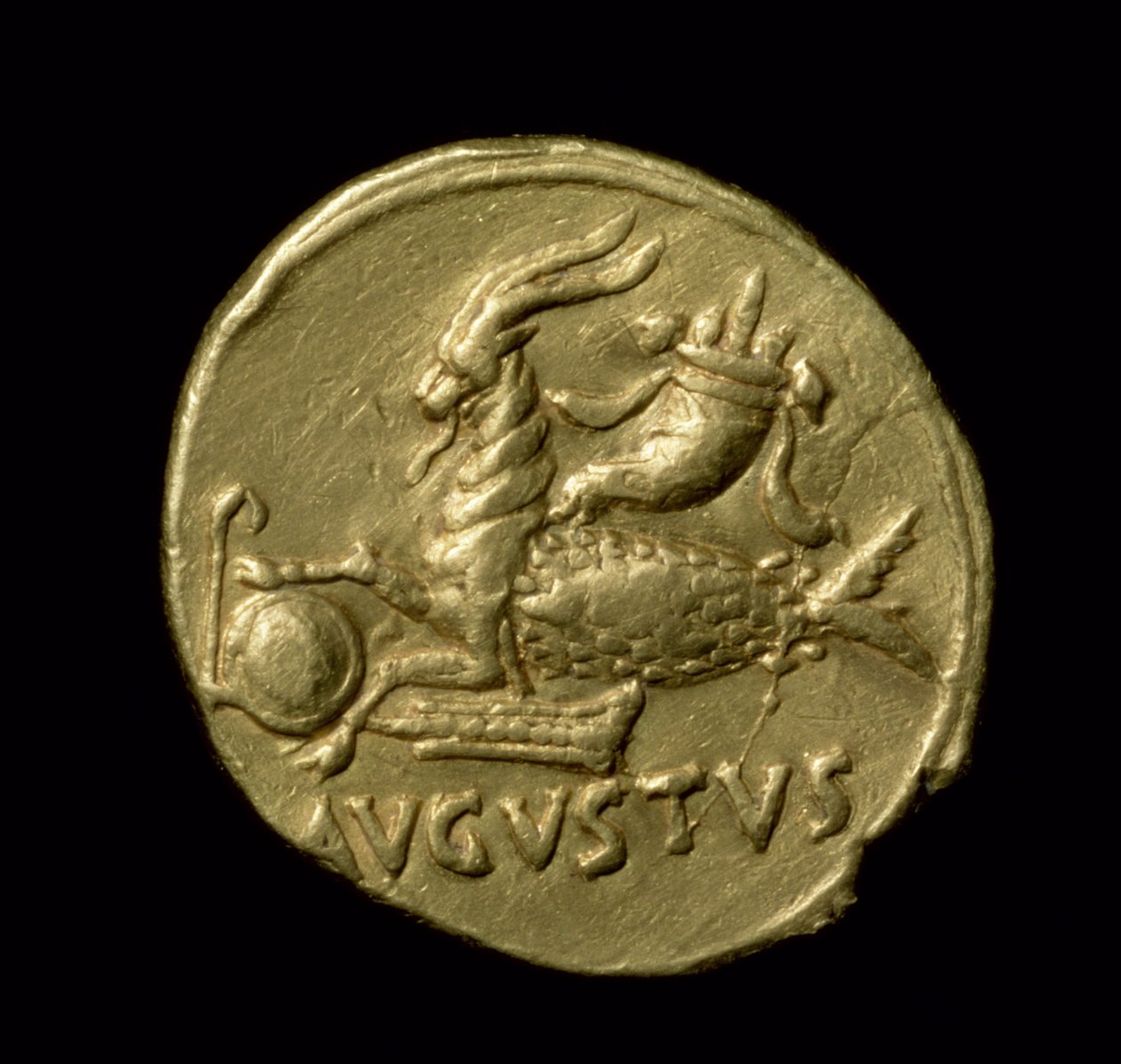 Halfarkú kecskét ábrázoló aureus érme hátoldala Augustus névvel, Kr. e. ie 18-16 (arany) alkotó: Roman