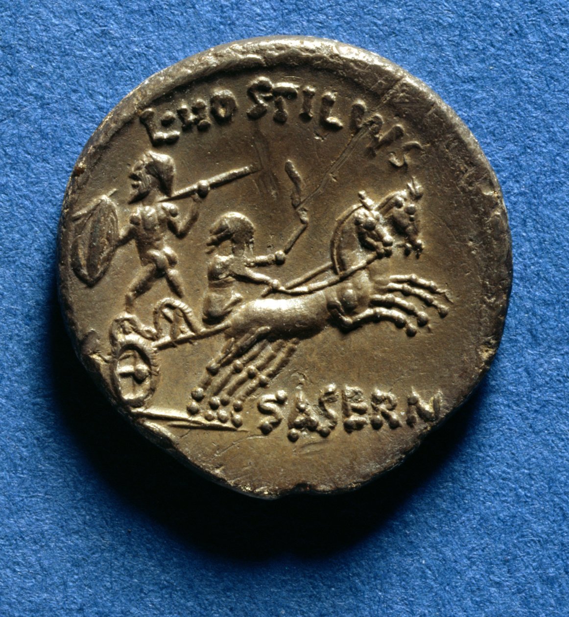 Római dénár, kelta harci szekéren lovagló kocsis és nemes harcos, Kr.e. 48 körül (arany) alkotó: Roman