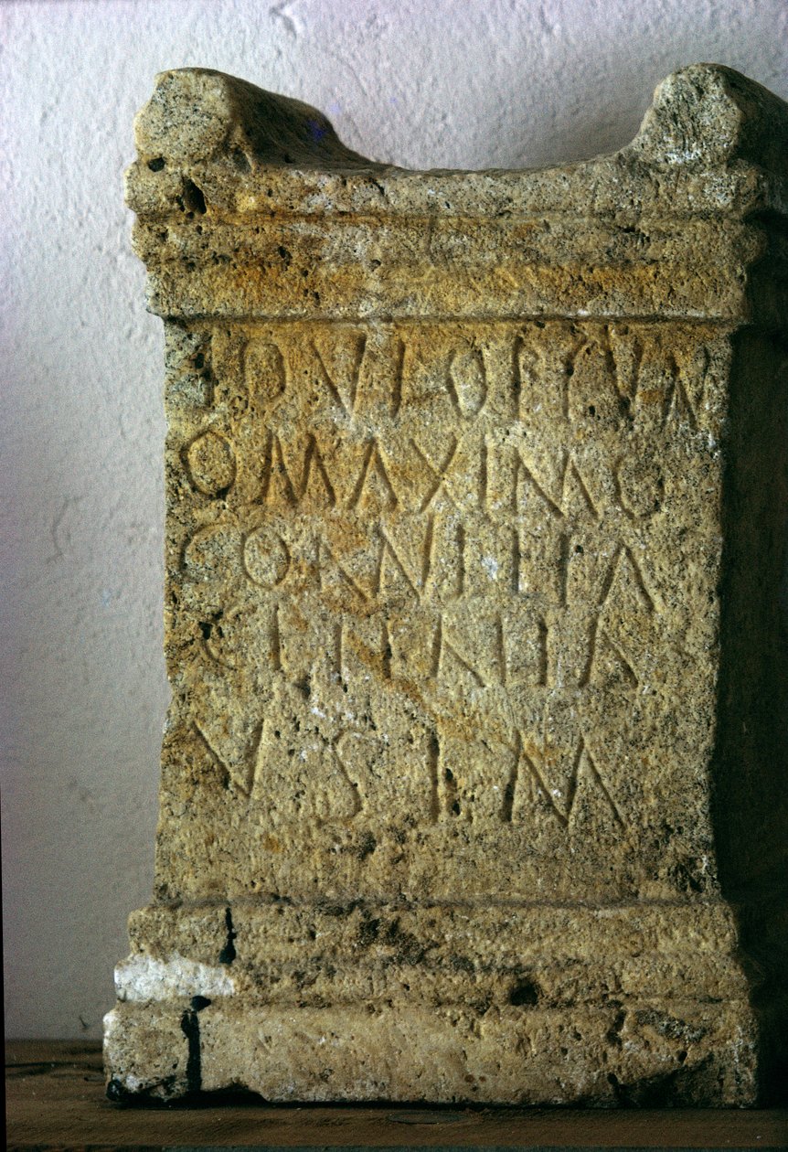 Római családi oltár (faragott kő) alkotó: Roman