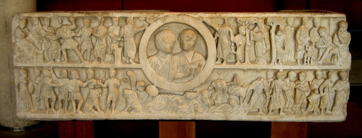 Egy házaspár szarkofágja az Ó- és Újszövetség jeleneteivel (márvány) alkotó: Roman