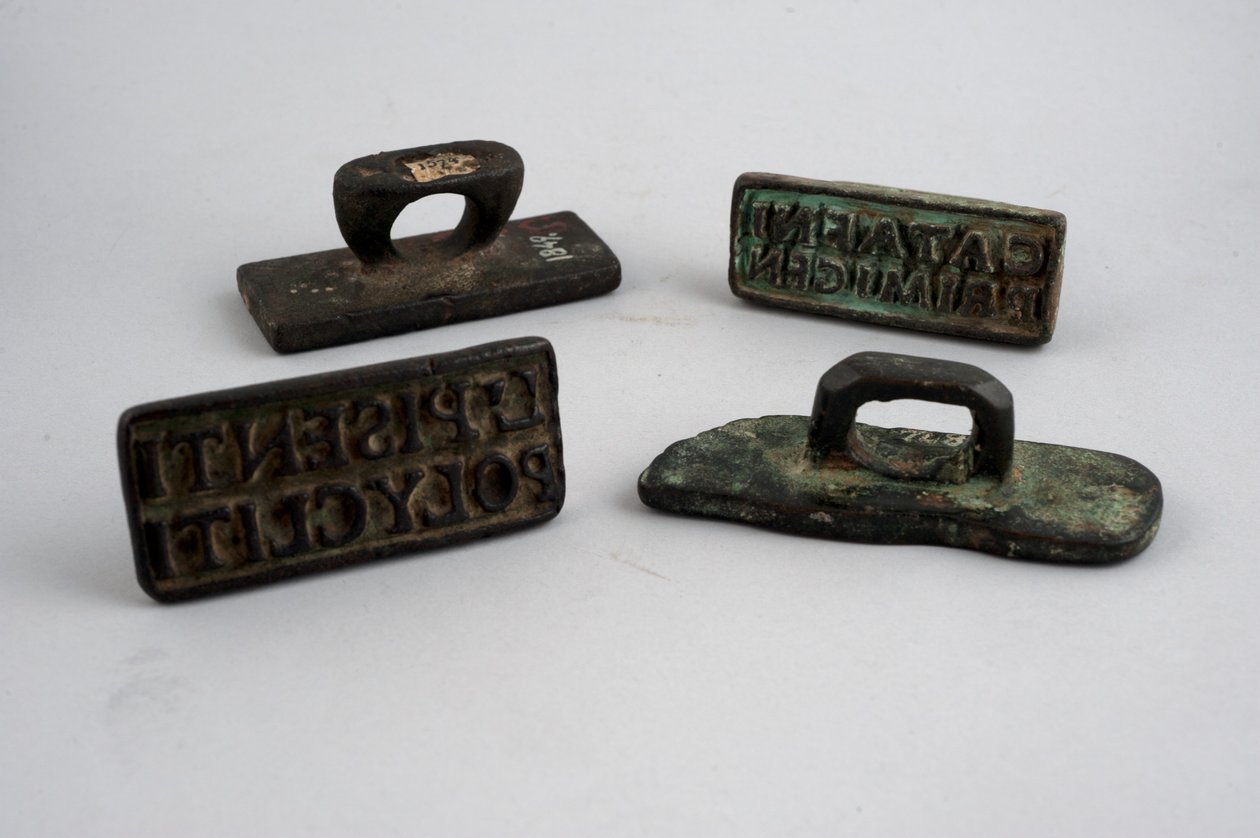 Pecsétek (bronz) alkotó: Roman