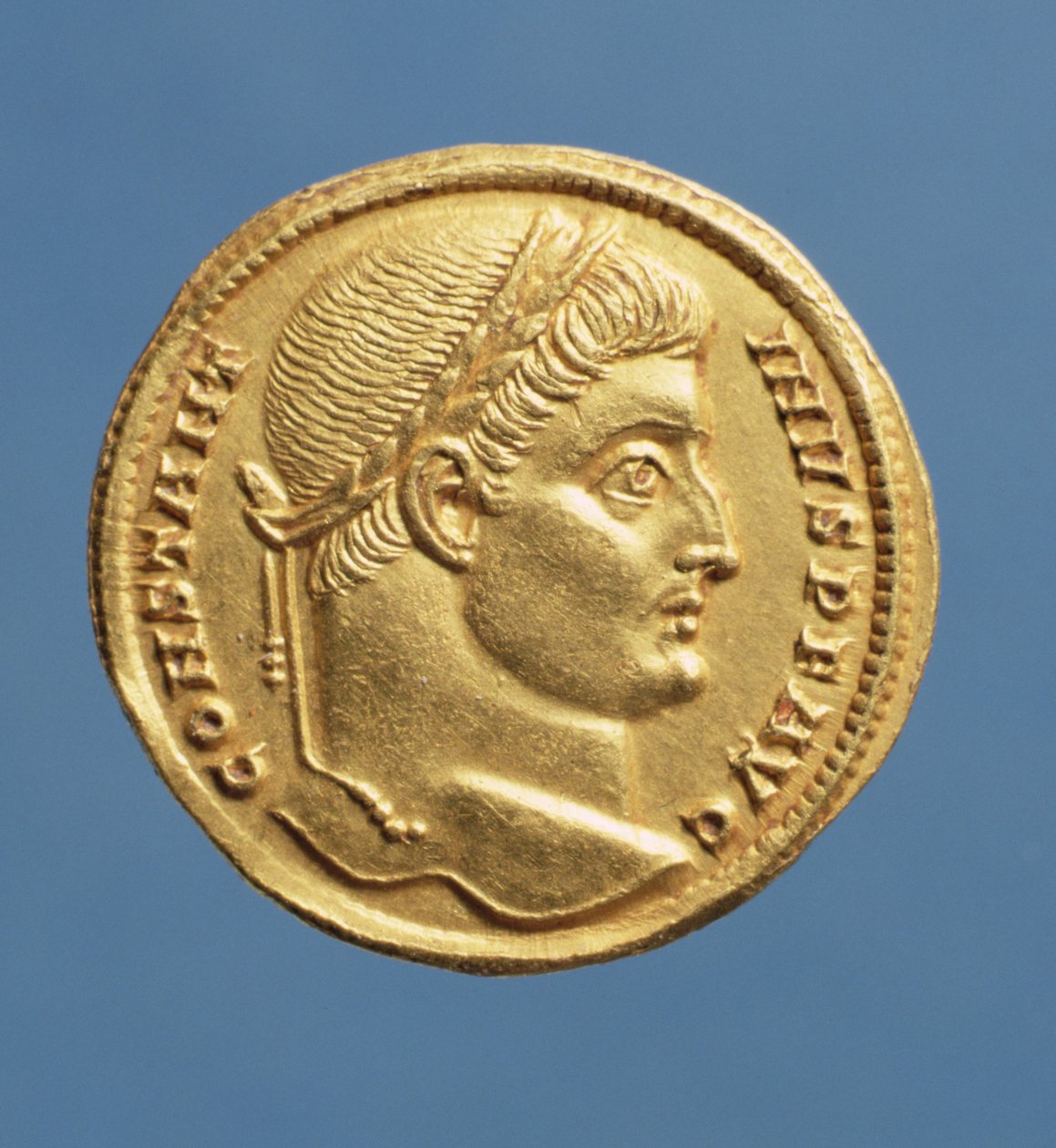 I. Nagy Konstantin (306-337) babérkoszorút viselő Solidusa (előlapja). (arany) Felirat: CONSTANTINVS P F AVG alkotó: Roman
