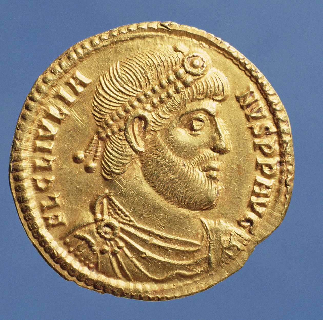 Hitehagyott Julianus (361-363) Solidusa (előlapja) leterítve, cuiras-ban, diadémet viselő. Felirat: FL CL IVLIANVS P P AVG (arany) alkotó: Roman