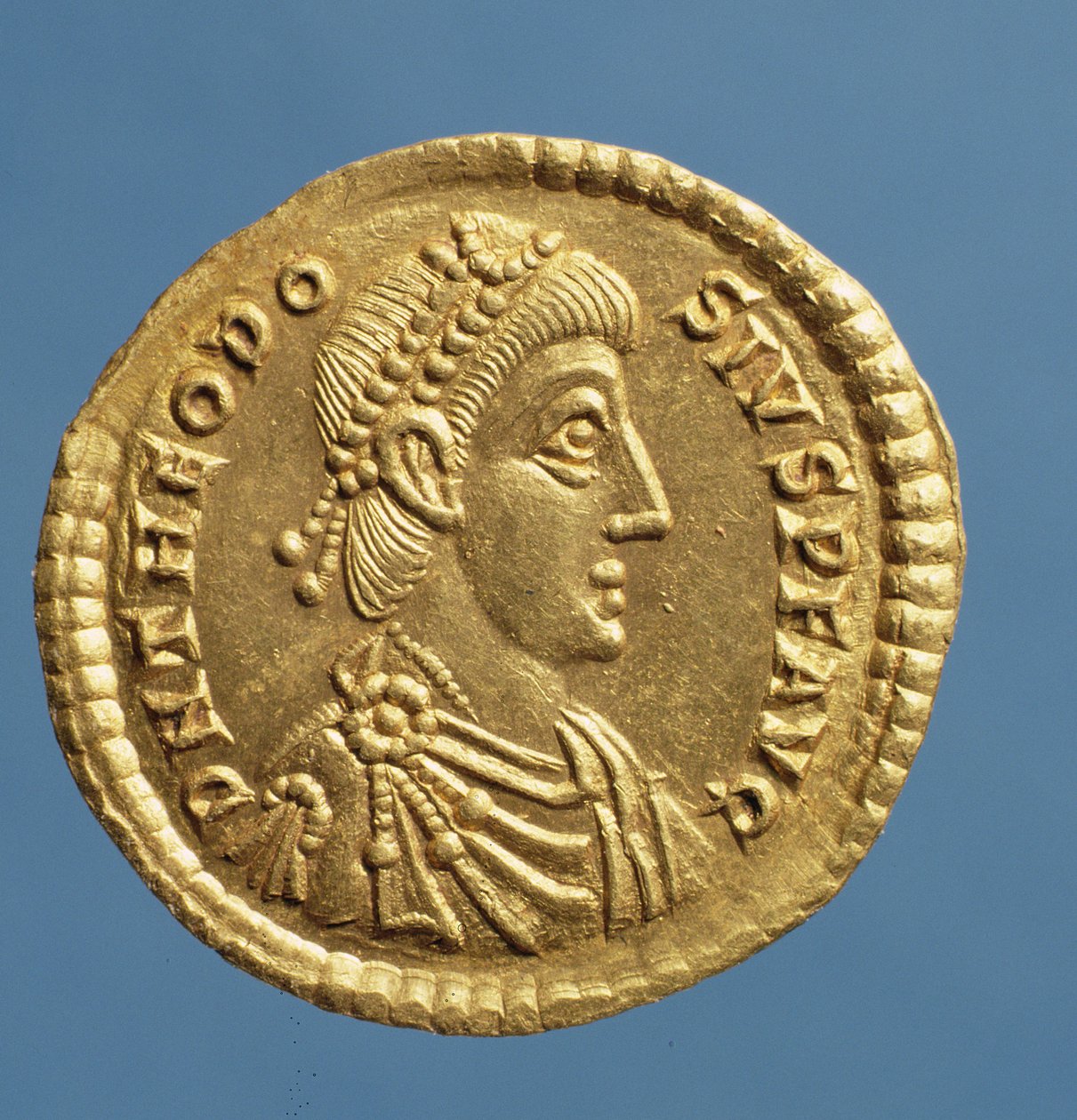 I. Nagy Theodosius (379-395) Solidus (előlapja) leterített, diadémet viselő cuirassed. Felirat: D N THEODOSIVS P F AVG (arany) alkotó: Roman