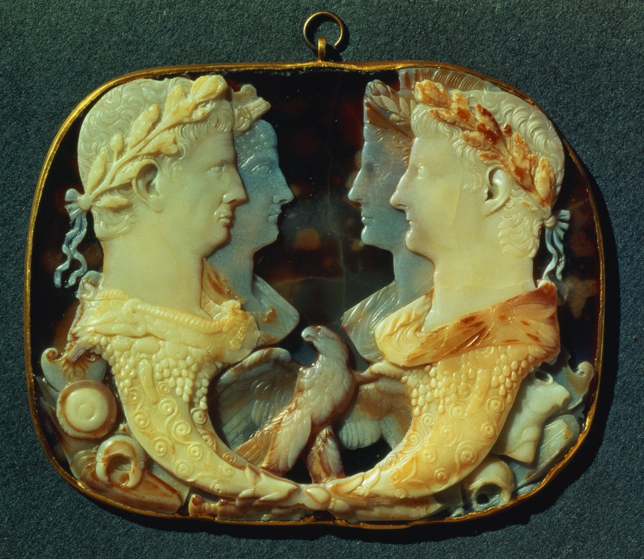 A Gemma Claudia, négy római császár profilját ábrázoló kámea, balra: Claudius és felesége, az ifjabb Agrippina, jobbra: Germanicus és felesége, Agrippina az idősebb, 1. század (ötrétegű sar alkotó: Roman