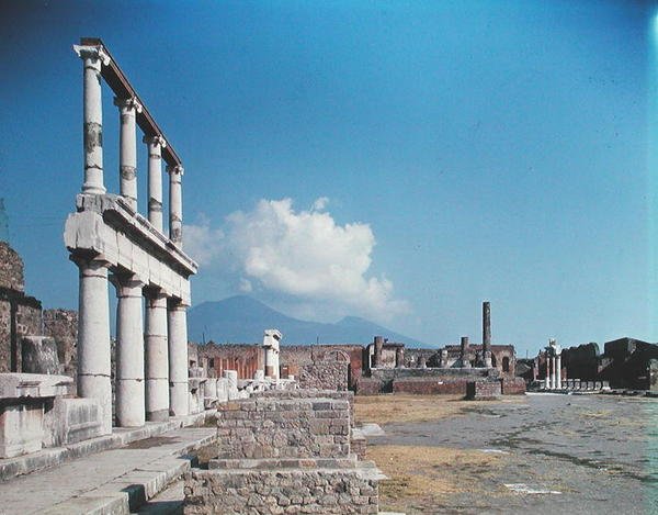 A Fórum portikusa és a Jupiter temploma alkotó: Roman