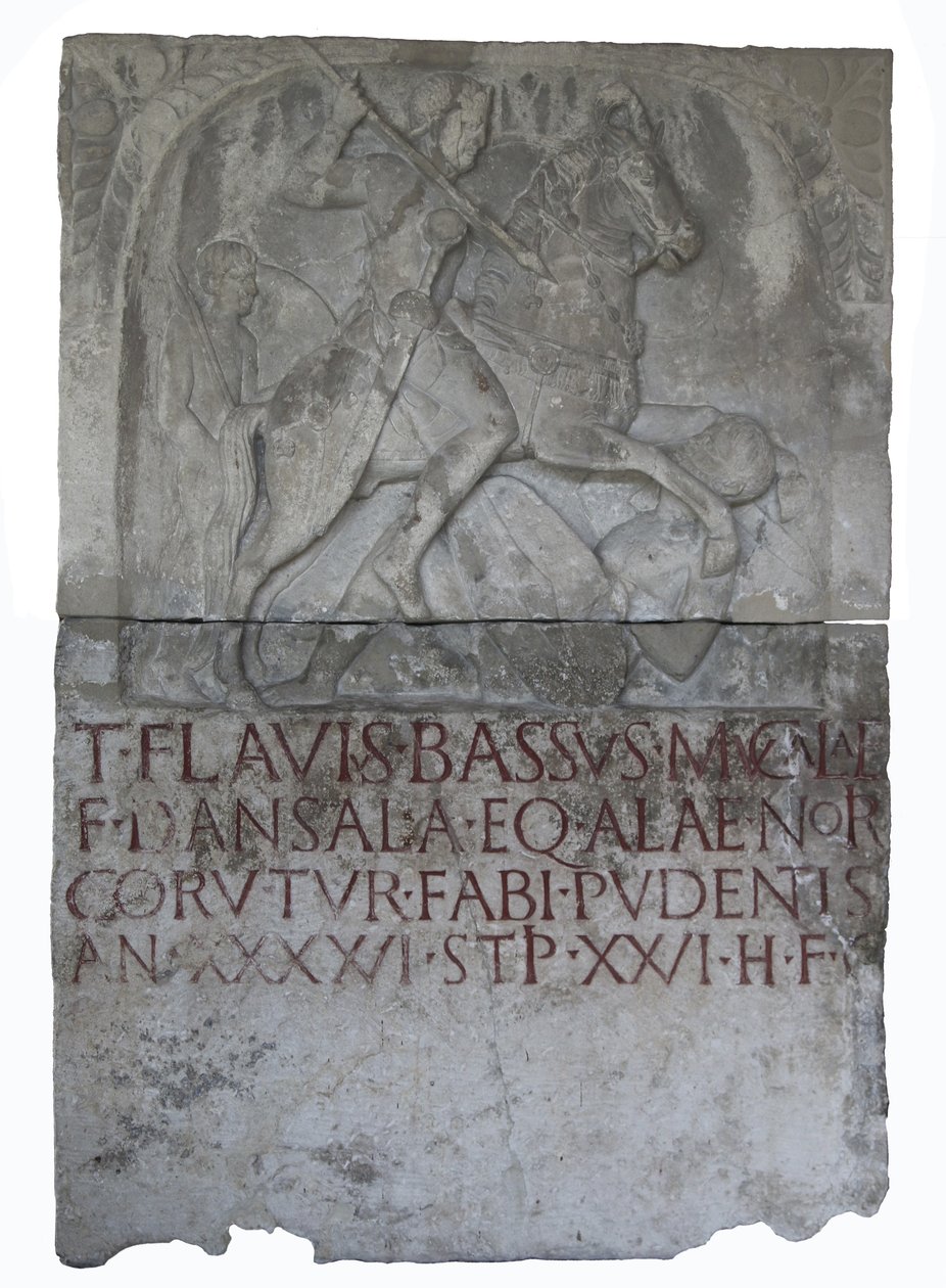 A Flavius-kori eques alaris (szárnylovas) Titus Flavius ​​​​Bassus, Mucala fia sírköve. Egy Dansala alkotó: Roman