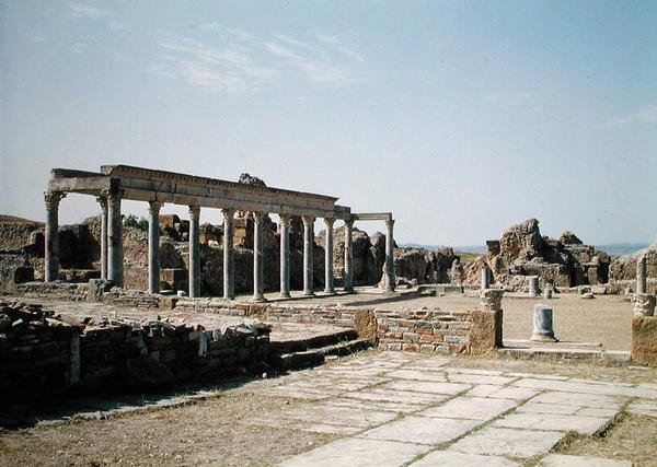 Kilátás a Petronius Felix által i.sz. 225-ben épített Palaestra Petroniusra alkotó: Roman
